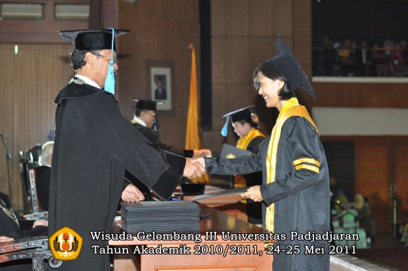 wisuda-fakultas-sastra-oleh-dekan-011