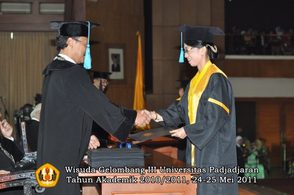 wisuda-fakultas-sastra-oleh-dekan-016