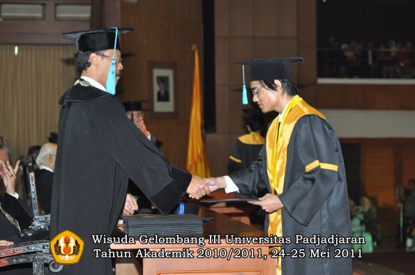 wisuda-fakultas-sastra-oleh-dekan-021