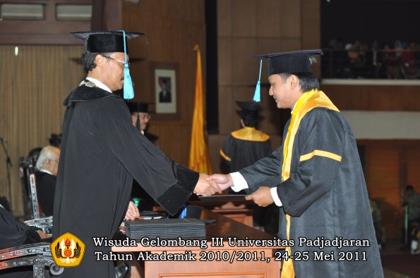 wisuda-fakultas-sastra-oleh-dekan-023