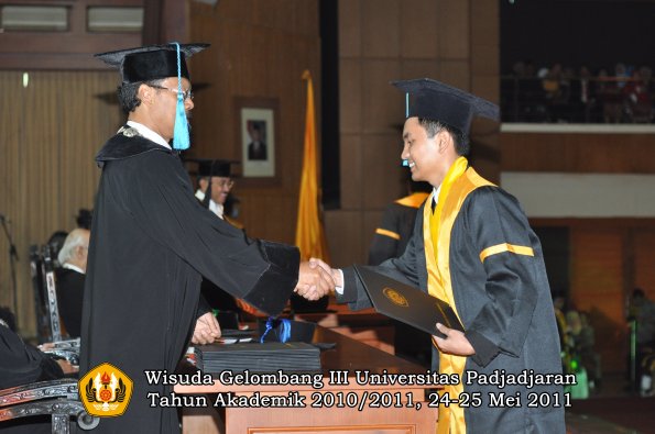 wisuda-fakultas-sastra-oleh-dekan-024