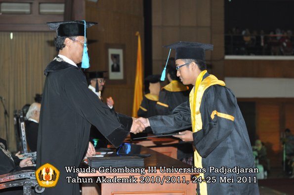 wisuda-fakultas-sastra-oleh-dekan-027