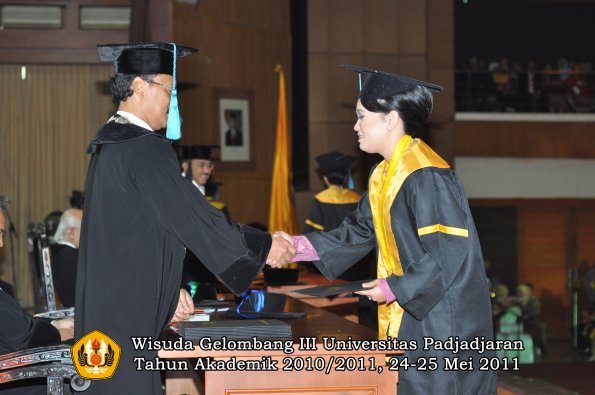 wisuda-fakultas-sastra-oleh-dekan-029