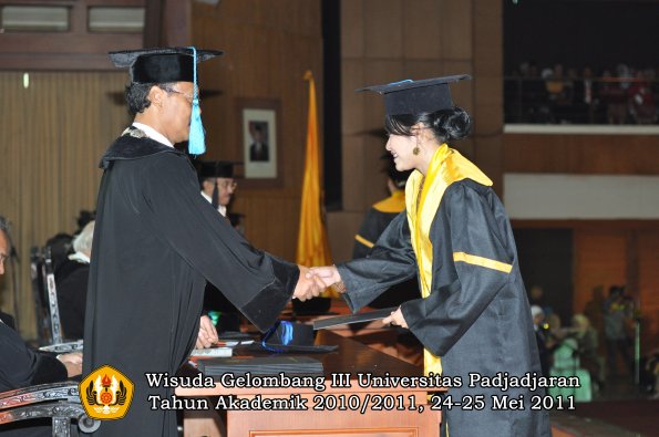 wisuda-fakultas-sastra-oleh-dekan-031