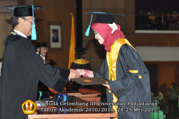 wisuda-fakultas-sastra-oleh-dekan-037