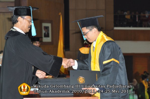 wisuda-fakultas-sastra-oleh-dekan-038