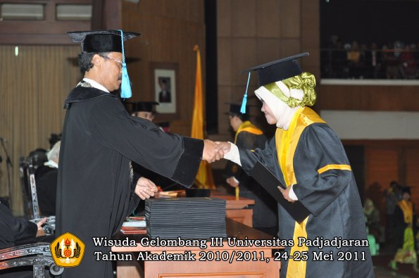 wisuda-fakultas-sastra-oleh-dekan-039