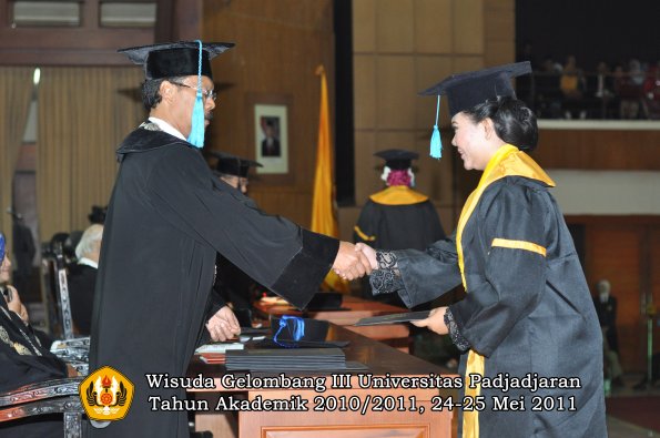 wisuda-fakultas-sastra-oleh-dekan-065