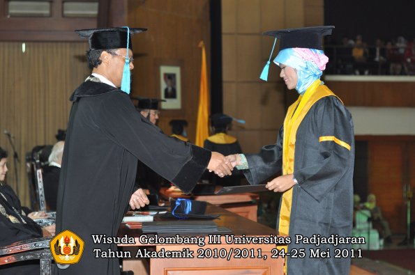 wisuda-fakultas-sastra-oleh-dekan-067