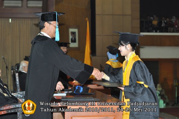 wisuda-fakultas-sastra-oleh-dekan-070