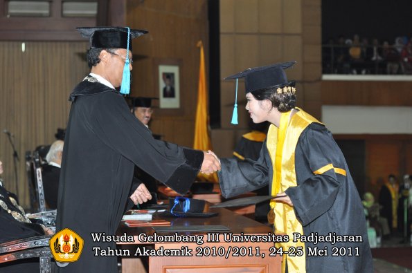 wisuda-fakultas-sastra-oleh-dekan-073