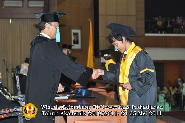 wisuda-fakultas-sastra-oleh-dekan-074