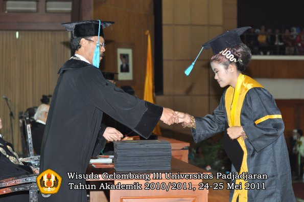 wisuda-fakultas-sastra-oleh-dekan-075