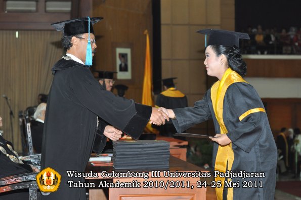 wisuda-fakultas-sastra-oleh-dekan-077