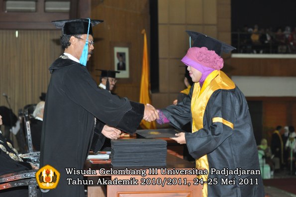 wisuda-fakultas-sastra-oleh-dekan-078