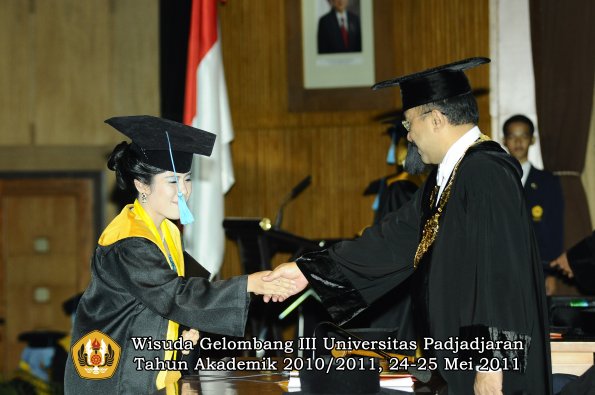 wisuda-fakultas-sastra-oleh-rektor-006