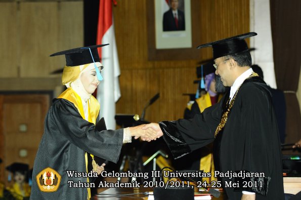 wisuda-fakultas-sastra-oleh-rektor-007