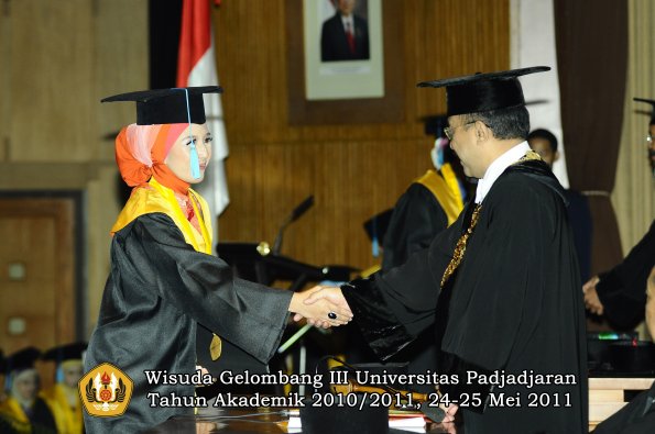 wisuda-fakultas-sastra-oleh-rektor-009