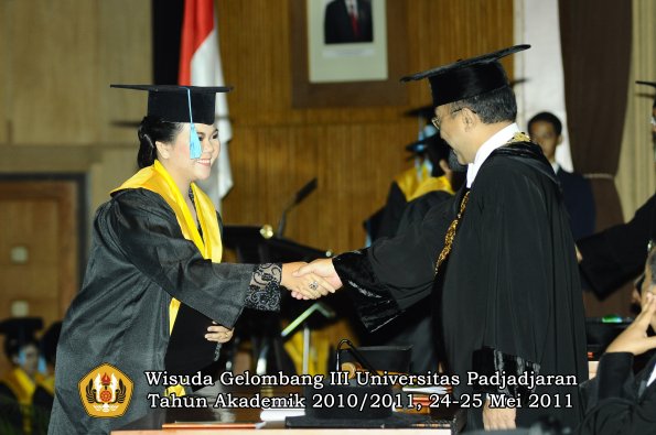 wisuda-fakultas-sastra-oleh-rektor-012