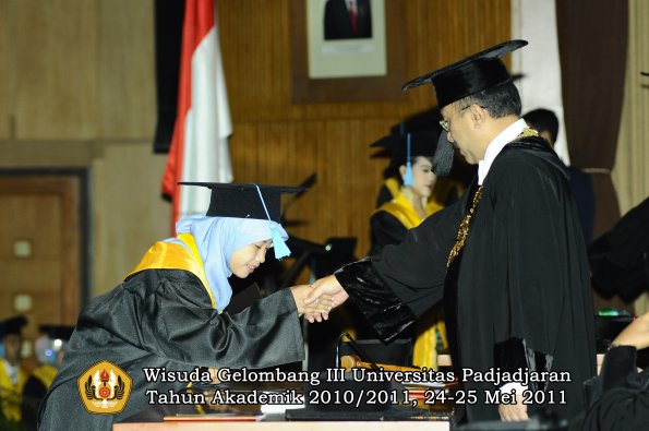 wisuda-fakultas-sastra-oleh-rektor-016