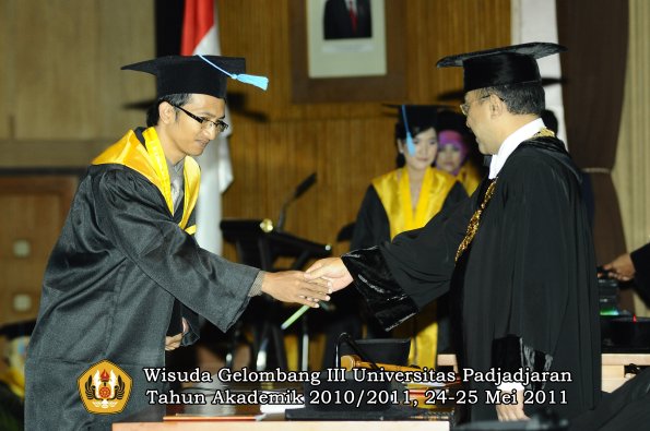 wisuda-fakultas-sastra-oleh-rektor-023