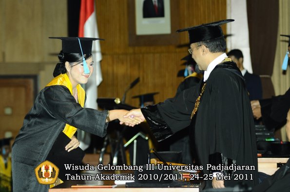 wisuda-fakultas-sastra-oleh-rektor-024