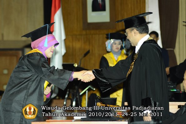 wisuda-fakultas-sastra-oleh-rektor-025