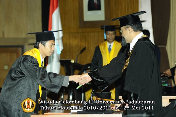 wisuda-fakultas-sastra-oleh-rektor-027