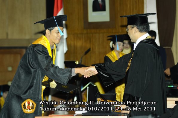 wisuda-fakultas-sastra-oleh-rektor-031