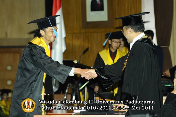 wisuda-fakultas-sastra-oleh-rektor-034