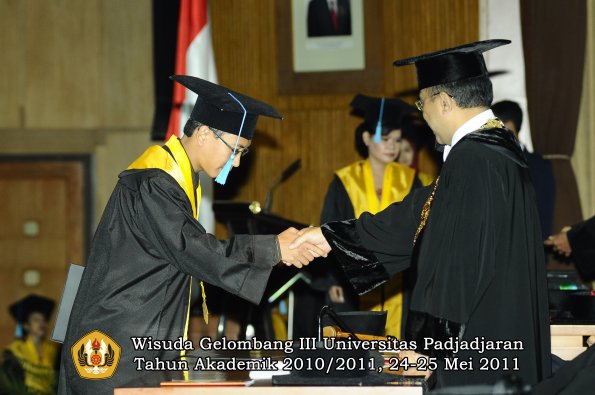 wisuda-fakultas-sastra-oleh-rektor-035