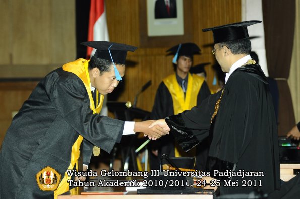 wisuda-fakultas-sastra-oleh-rektor-038