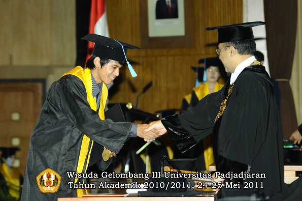 wisuda-fakultas-sastra-oleh-rektor-039