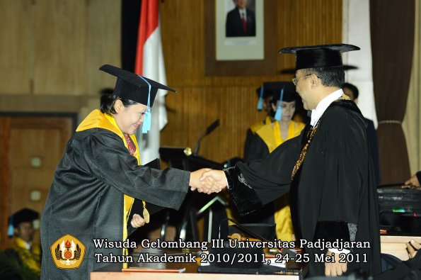 wisuda-fakultas-sastra-oleh-rektor-057