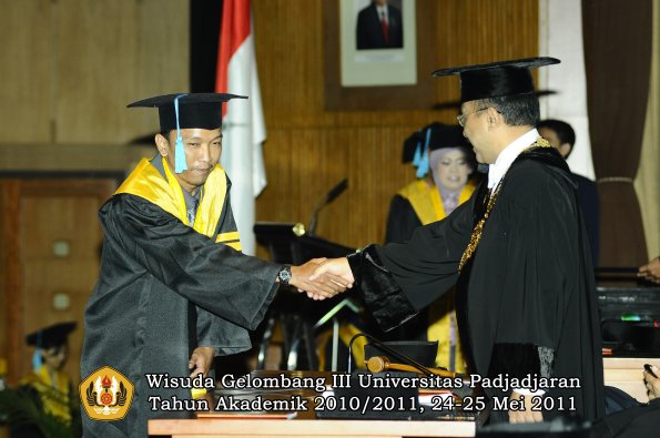 wisuda-fakultas-sastra-oleh-rektor-059