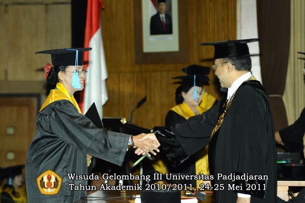 wisuda-fakultas-sastra-oleh-rektor-068