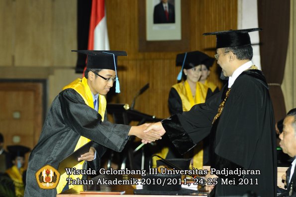 wisuda-fakultas-sastra-oleh-rektor-083