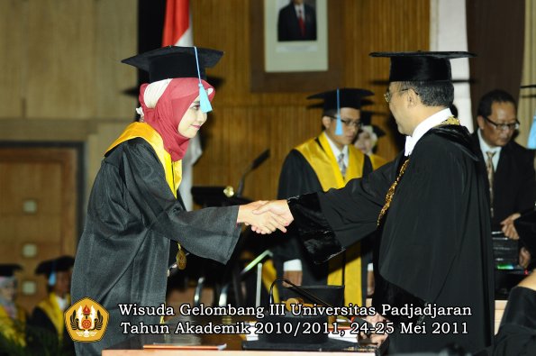 wisuda-fakultas-sastra-oleh-rektor-093