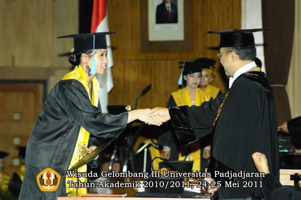 wisuda-fakultas-sastra-oleh-rektor-097