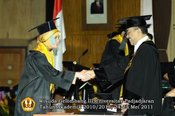 wisuda-fakultas-sastra-oleh-rektor-099