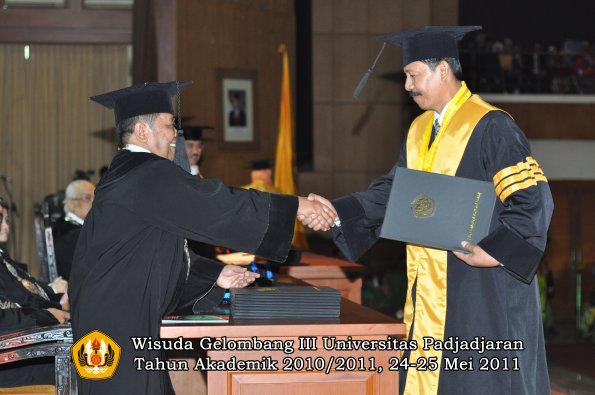 wisuda-pascasarjana-s3-s2-oleh-direktur-pasca-034