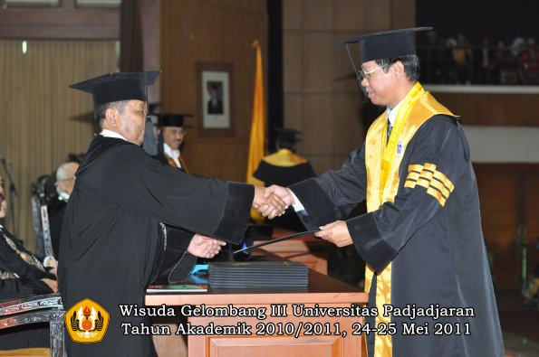 wisuda-pascasarjana-s3-s2-oleh-direktur-pasca-036