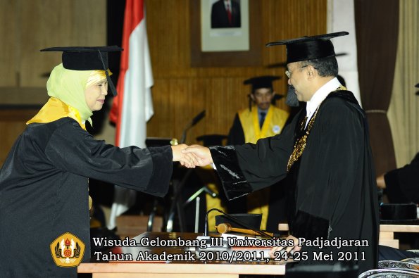 wisuda-pascasarjana-s3-s2-oleh-direktur-rektor-026