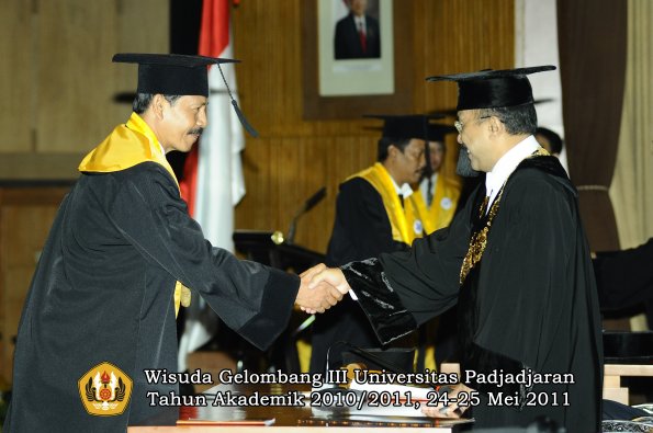 wisuda-pascasarjana-s3-s2-oleh-direktur-rektor-034