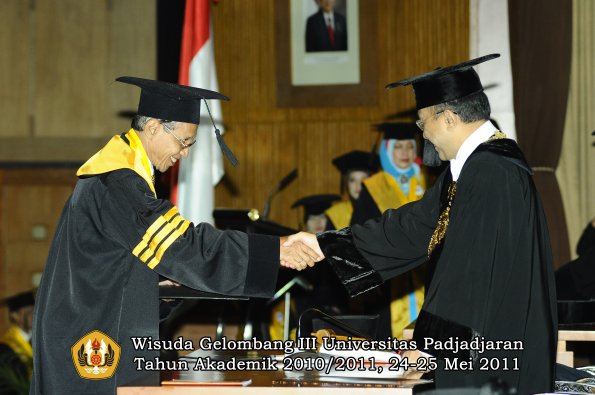 wisuda-pascasarjana-s3-s2-oleh-direktur-rektor-039