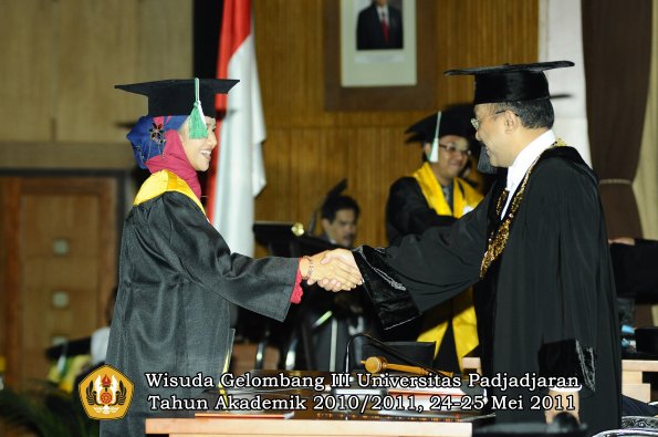 wisuda-pascasarjana-s3-s2-oleh-direktur-rektor-052