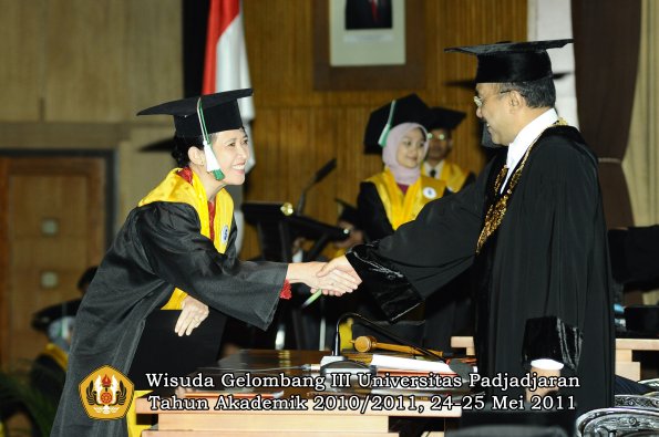 wisuda-pascasarjana-s3-s2-oleh-direktur-rektor-054