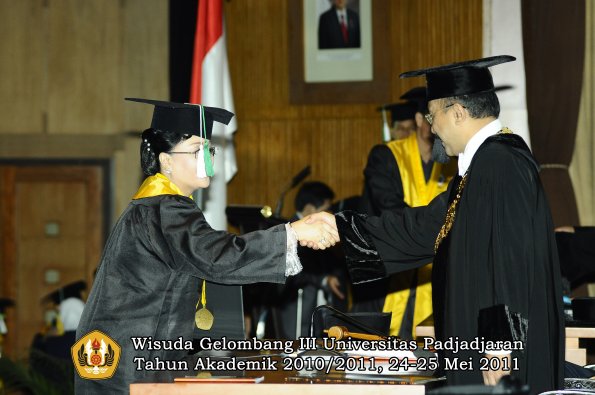 wisuda-pascasarjana-s3-s2-oleh-direktur-rektor-057