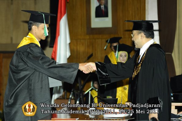 wisuda-pascasarjana-s3-s2-oleh-direktur-rektor-059