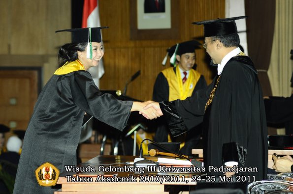 wisuda-pascasarjana-s3-s2-oleh-direktur-rektor-064